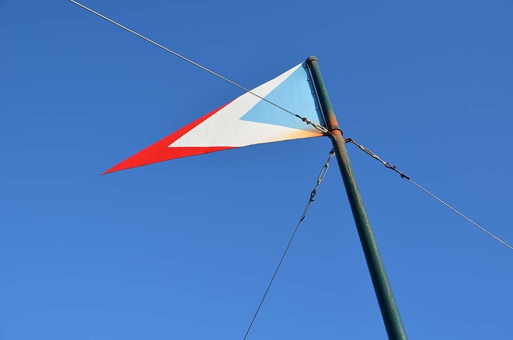 Le Drapeau sur les hauteurs de la commune